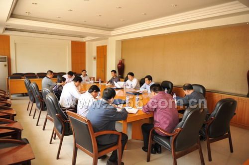 大会主席团召开第一次会议,听取各代表团讨论审议结果的汇报。--点击看大图