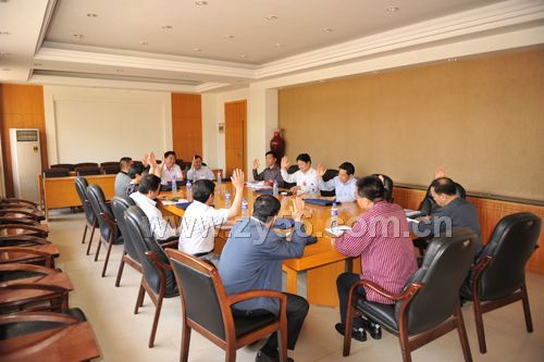 大会主席团召开第二次会议,听取表决结果的报告,通过《关于公司薪酬福利管理制度的决议(草案)》、《关于公司集体合同的决议(草案)》、《关于公司女员工权益保护专项集体合同决议(草案)》。--点击看大图
