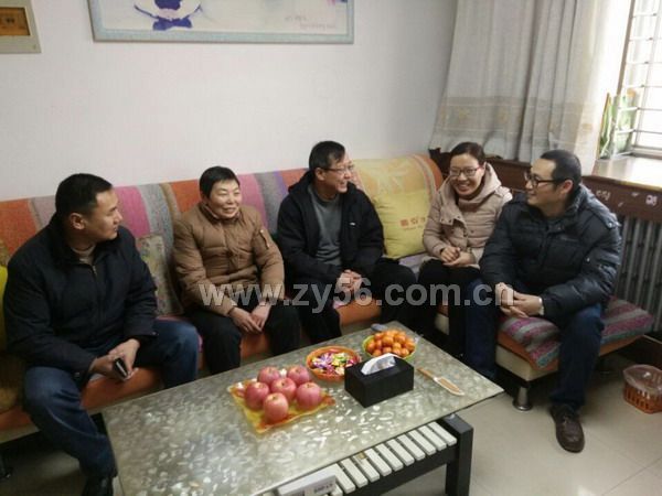 公司党委副书记、纪委书记、副总经理唐和平同志(中)慰问公司2015年度劳动模范中原第二项目干部曹瑞英(右二)--点击看大图