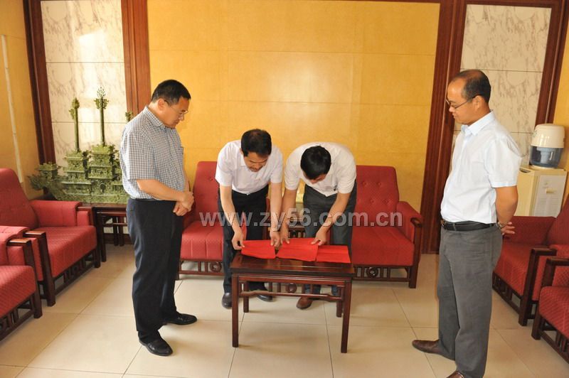 监票人、计票人在大会计票室计票--点击看大图