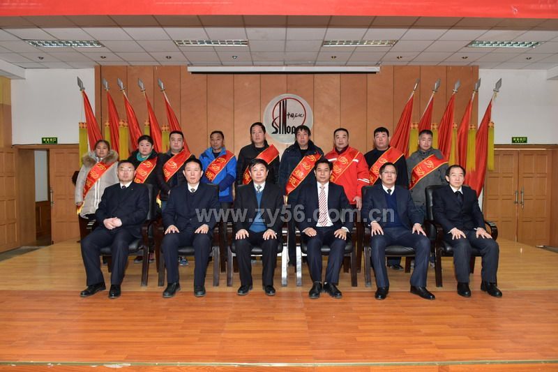 参加会议的2016年度公司劳动模范与公司领导合影--点击看大图