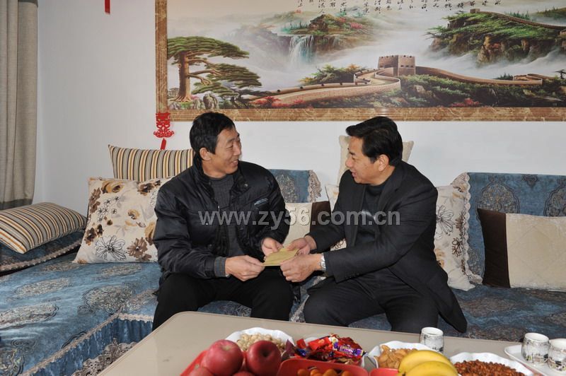 公司董事长余非同志到做心脏搭桥手术的苏丹分公司员工史绪进家中走访慰问--点击看大图