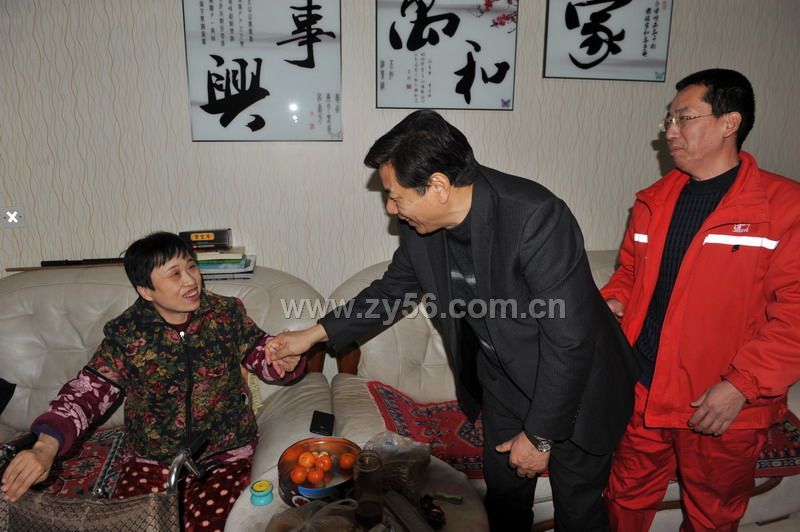公司董事长余非同志到困难员工家中走访慰问--点击看大图