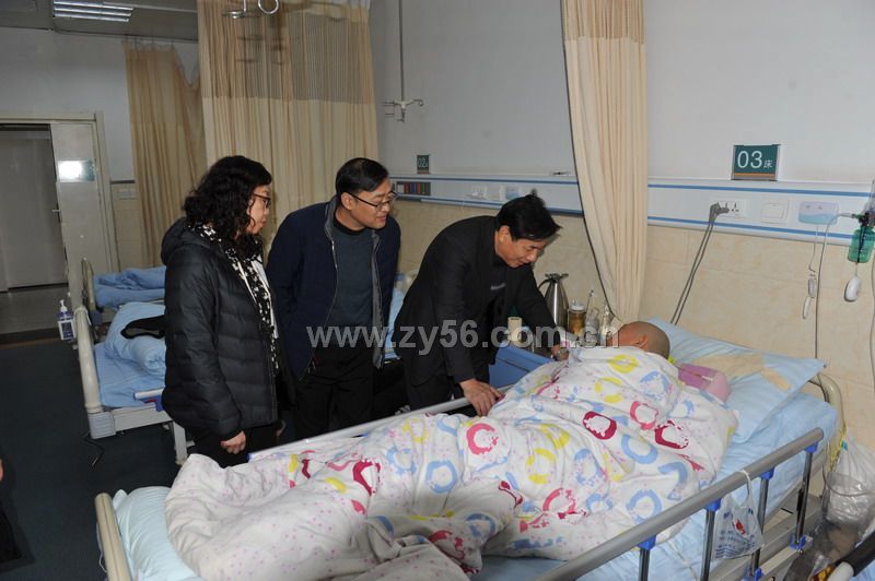 公司董事长余非同志到油田职工总医院看望住院员工--点击看大图