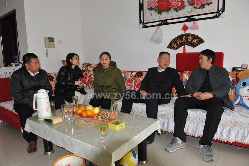公司总经理苟光斌同志到公司劳动模范沙特分公司吊车司机熊炳山家中走访慰问--点击看大图