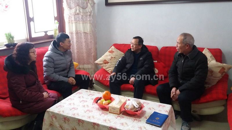 公司党委书记唐和平同志到工亡员工家中走访慰问--点击看大图