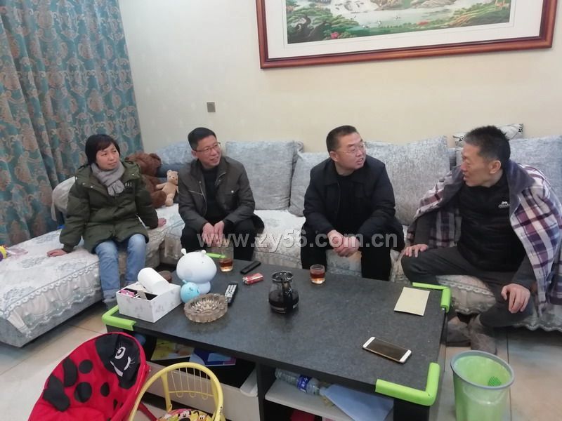 公司副总经理王召江同志到患病员工家中走访慰问--点击看大图