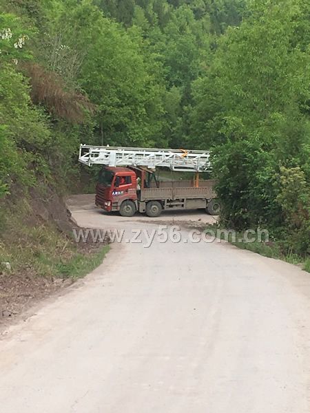 运输现场:坡陡弯急路窄,设备超大,车辆上山困难重重--点击看大图