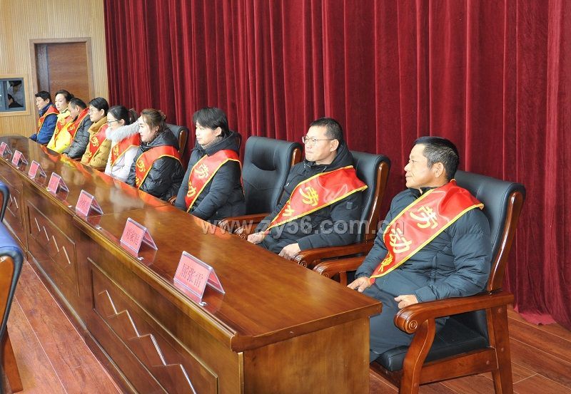 公司2019年度劳动模范在主席台后排就座--点击看大图