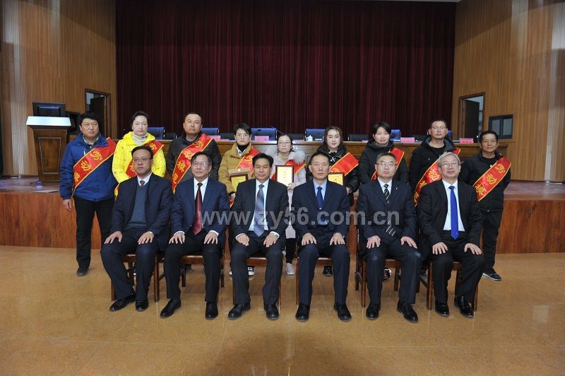 2019年度公司劳动模范(因公在外的劳动模范由其家属代为领奖)与公司领导合影--点击看大图