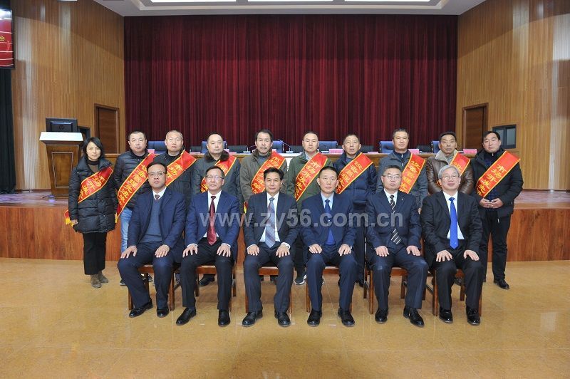 2019年度公司市场开发先进单位、设备管理先进单位代表与公司领导合影--点击看大图