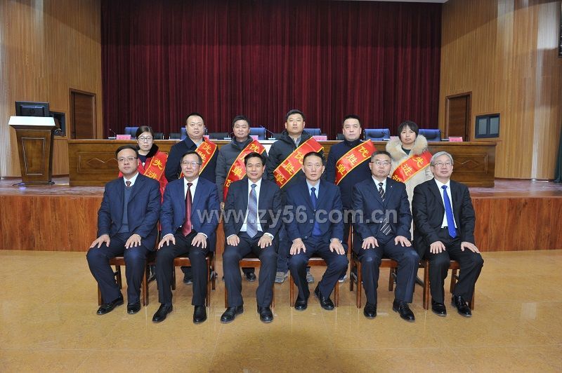 2019年度公司优胜单位、先进部室代表与公司领导合影--点击看大图