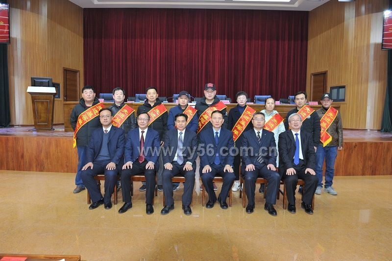 2019年度公司先进基层单位代表与公司领导合影--点击看大图